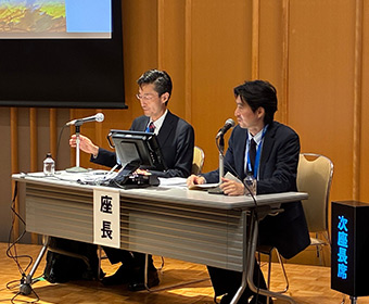 技術-1　座長の長束氏とコメンテータの根岸氏